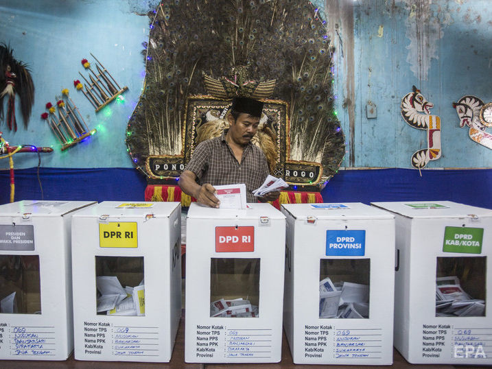 ﻿В Індонезії від перевтоми на виборах померло понад 90 членів виборчих комісій