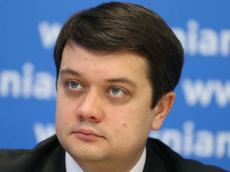 Разумков: Порошенко протягивает Зеленскому одну руку, а второй – заливает за шиворот черпачки коричневой жижи