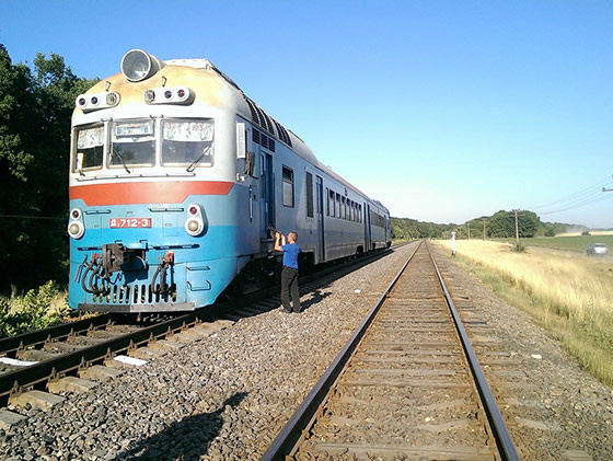 В Винницкой области пассажирский поезд сбил легковой автомобиль на переезде