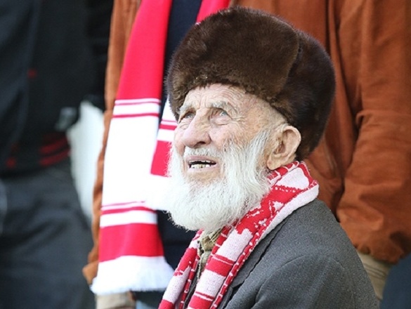 102-летний житель Копейска передал средства, собранные для него болельщиками "Спартака", внуку, который воюет в украинской армии