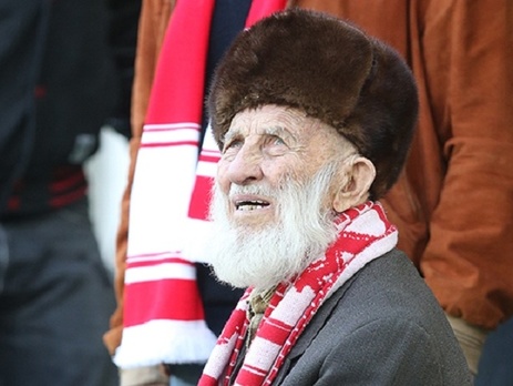 102-летний житель Копейска передал средства, собранные для него болельщиками 