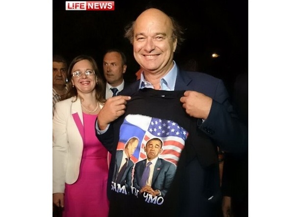СМИ: Французский сенатор сфотографировался в Крыму с футболкой "Обама, ты чмо"