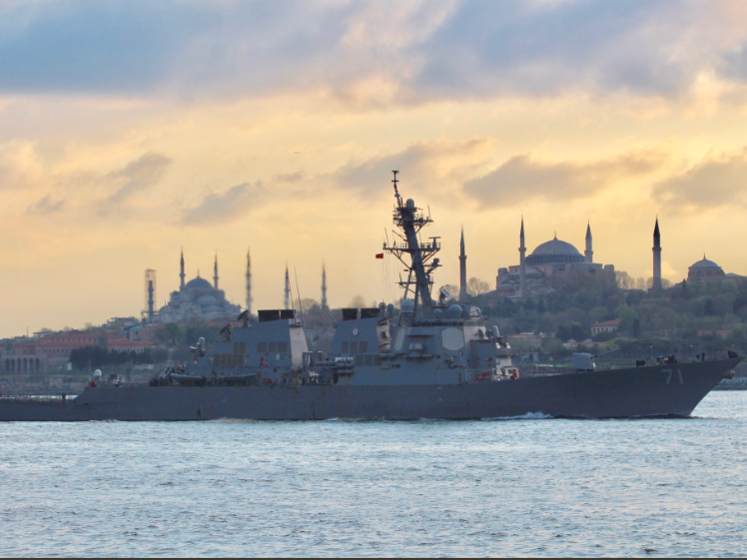 Два военных корабля РФ преследовали эсминец США в Черном море