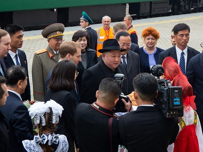 ﻿Кім Чен Ин приїхав у Росію зі своїм супроводом, що біг біля кортежу. Відео