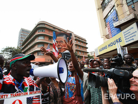 Кенийцы встретили Обаму его портретами и флагами США. Фоторепортаж