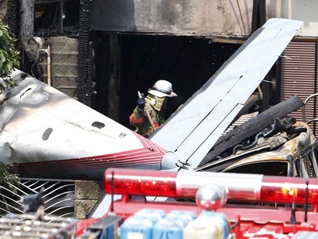 В Токио самолет упал на жилые дома, трое погибших