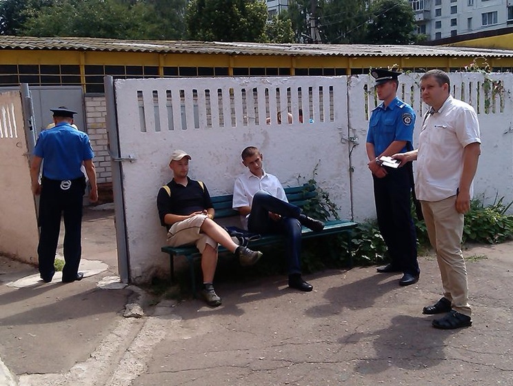 В Чернигове наблюдатели Комитета избирателей Украины задержали двух псевдожурналистов