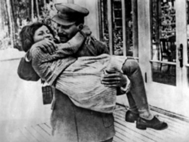 Историк Салливан считает, что дочь Сталина осуждала сталинский режим и одновременно понимала, что отец по-своему любил ее