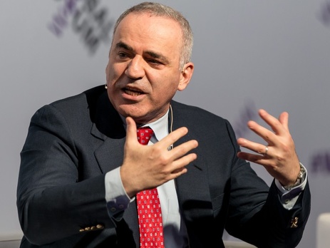 Каспаров: Для России лучшим способом списать долги будет продажа записных книжек Путина. Их публикация обрушит политическую систему всех стран от Балтии до Англии