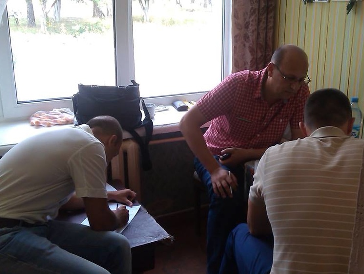 Наблюдатели Комитета избирателей Украины в Чернигове задержали еще двоих нарушителей с поддельными журналистскими удостоверениями