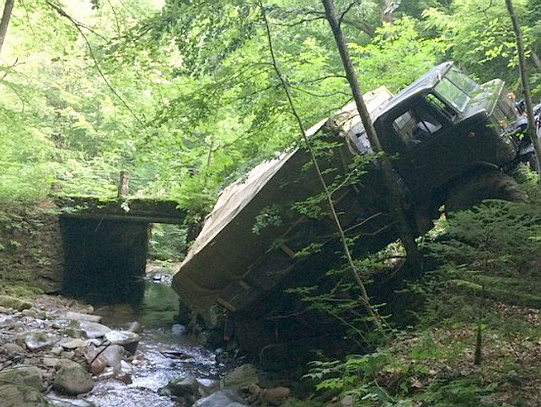 В Закарпатской области грузовик с людьми упал в пропасть, один человек погиб