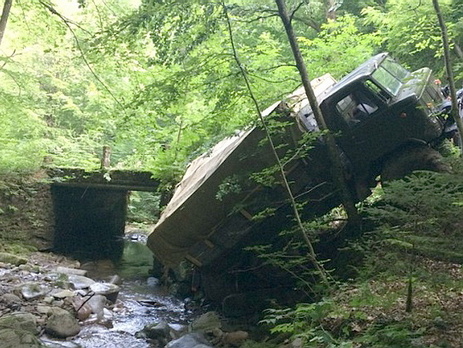 В Закарпатской области грузовик с людьми упал в пропасть, один человек погиб