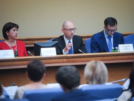 Яценюк настаивает на полном обновлении кадрового состава Госфискальной службы и Госфининспекции