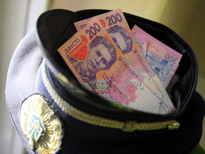 Прокуратура: При получении взятки в размере $10 тыс. задержан сотрудник уголовного розыска МВД Украины в Сумской области