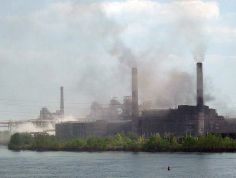 На меткомбинате в Днепродзержинске разлилось 15 тонн чугуна