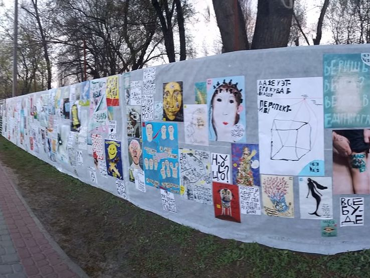 В Харькове дворники уничтожили детскую уличную выставку. Чиновник мэрии извинился за это