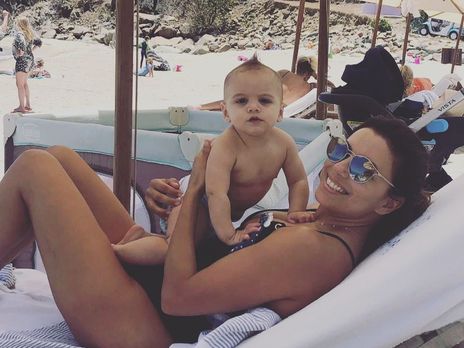 Лонгория в купальниках позировала с сыном