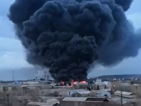 В Красноярске загорелся один из цехов завода 