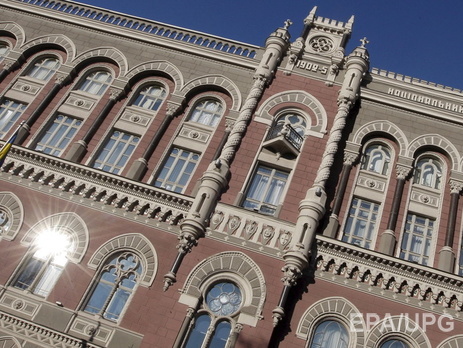 Нацбанк ослабил курс гривны к основным валютам