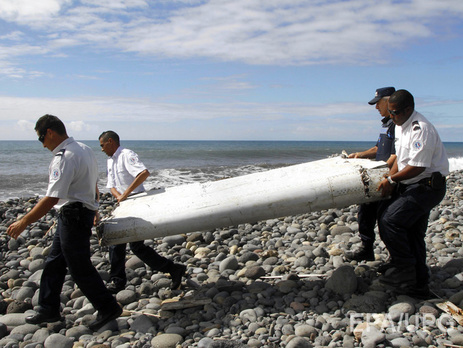 Поиски рейса MH370: в Индийском океане нашли обломок самолета Boeing и чемодан. Фоторепортаж