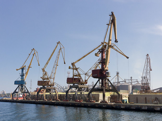 Госфискальная служба Украины провела обыски в Ильичевском порту