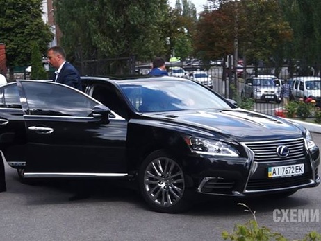 Журналист Савчук: Глава госфискальной службы Насиров и два его зама ездят на трех новых Лексусах частной фирмы