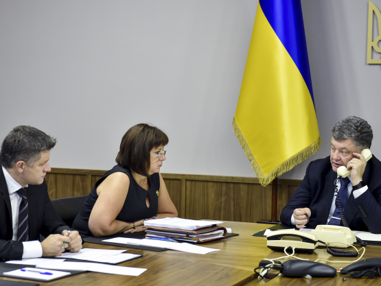 Порошенко и Лагард обсудили по телефону сотрудничество МВФ и Украины