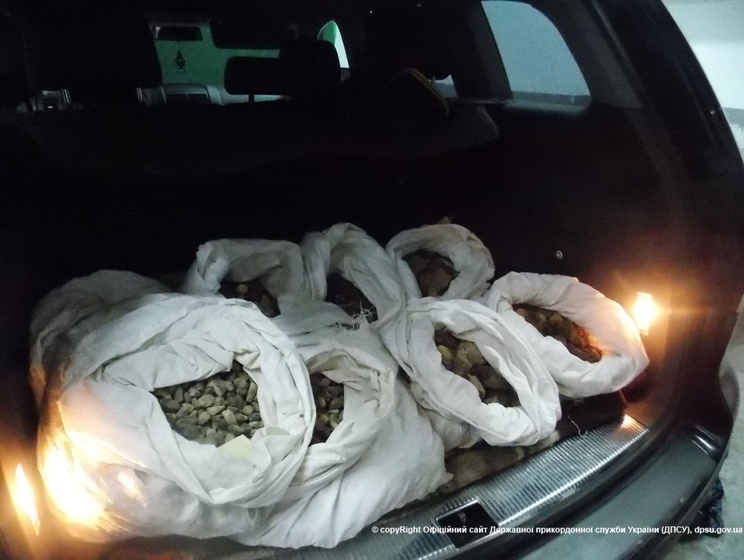 Госпогранслужба: Из Украины на двух машинах пытались вывезти 150 кг янтаря