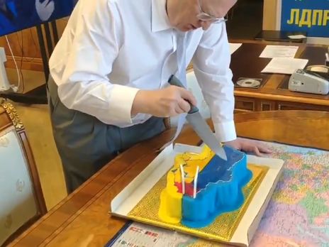 Жириновский перерезал торт в виде Украины со словами 