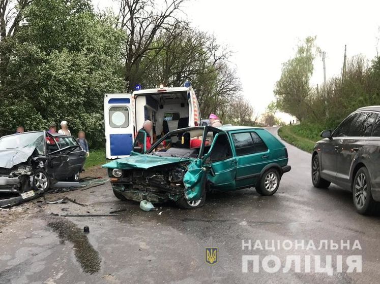 ﻿У Чернівецькій області сталася ДТП за участю трьох автомобілів, госпіталізували п'ятьох осіб