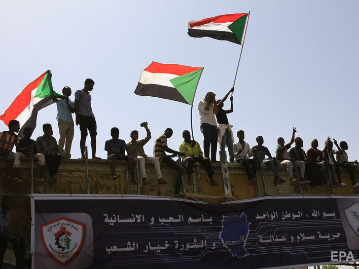В Судане военные и оппозиция договорились о создании переходного правительственного комитета
