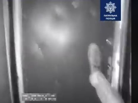 В Киеве патрульные выбили дверь в квартиру, чтобы спасти женщину с инсультом