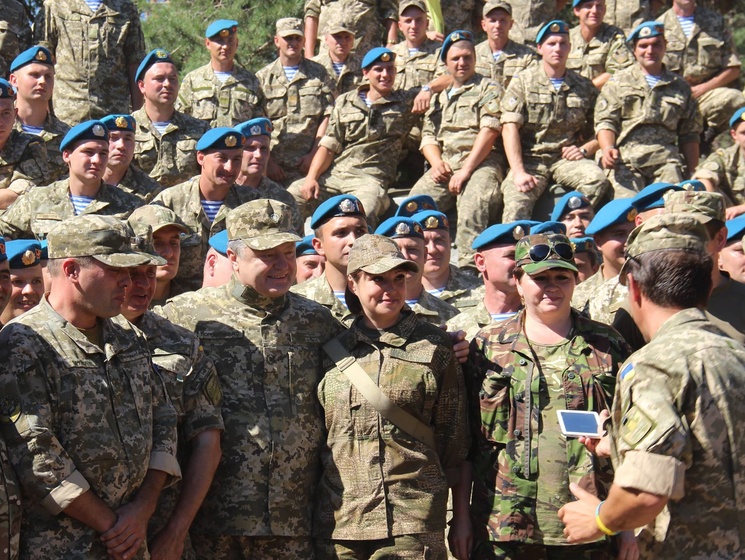 Пресс-центр АТО: Порошенко наградил орденами 35 десантников из нескольких бригад ВДВ, прибывших с фронта