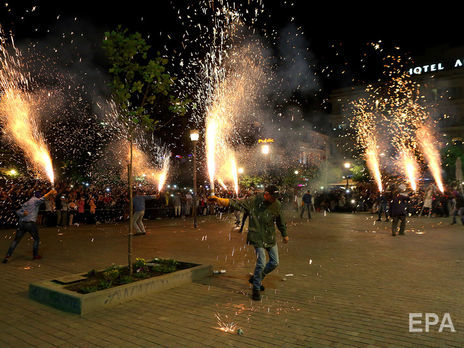 В Греции от попадания в голову файера погиб оператор, снимавший празднование Пасхи