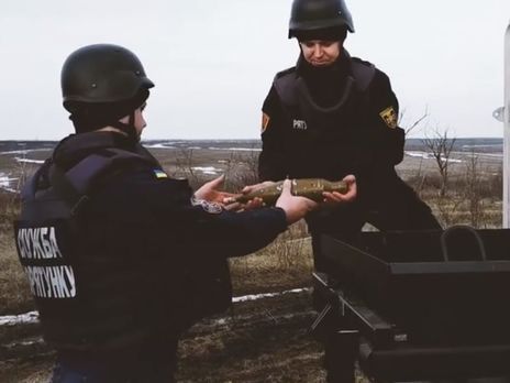 С начала 2019 года пиротехники обезвредили на Донбассе 390 взрывоопасных предметов. Видео 
