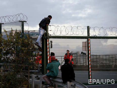 Экс-министр занятости Франции Бертран: Пока мигранты будут думать, что в Британии они могут найти работу без документов, они будут стремиться пробраться через тоннель под Ла-Маншем
