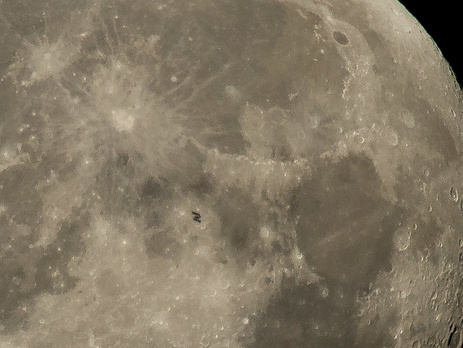 NASA сфотографировало, как МКС пролетает на фоне диска Луны