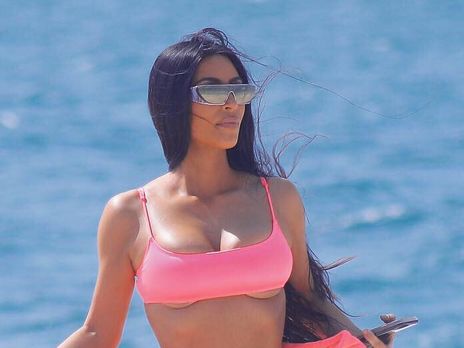 Ким Кардашян показала фигуру в купальнике