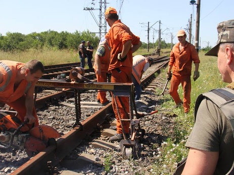 На севере Донецкой области начали восстанавливать железную дорогу. Фоторепортаж