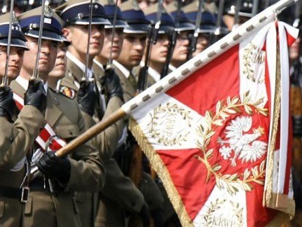 Польша намерена повысить зарплаты военным и правоохранителям