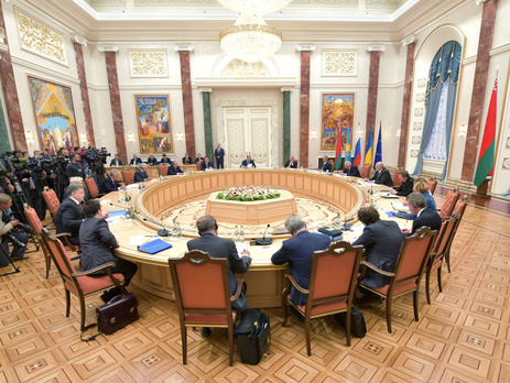 СМИ: Подгруппе по безопасности не удалось согласовать документ об отводе вооружений на Донбассе