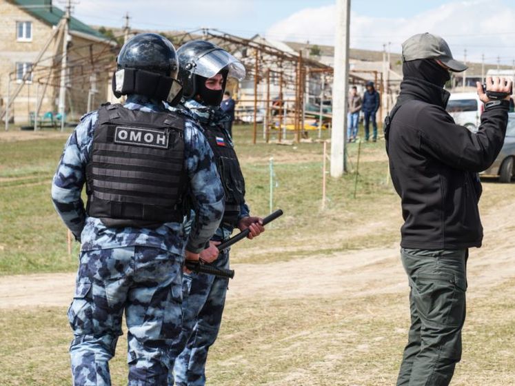 Российские силовики провели обыск в доме еще одного крымского татарина, мужчину задержали