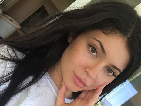 Капитан Марвел. Дженнер надела костюм супергероя Marvel