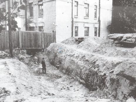 Киевлянка Хорошунова в дневнике 1941 года: У меня на столе лежит осколок. Если бы на месте его падения стоял человек, он пробил бы его насквозь