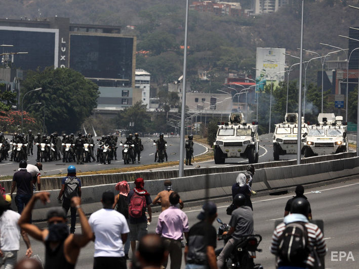 В Венесуэле машина военных врезалась в толпу сторонников оппозиции. Видео