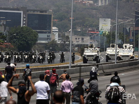 В Венесуэле машина военных врезалась в толпу сторонников оппозиции. Видео
