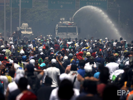 В столице Венесуэлы начались столкновения противников Мадуро с полицией. Фоторепортаж