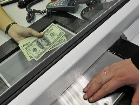 В Киеве во время обысков незаконных пунктов обмена валют изъято $3,7 млн и 10 млн грн