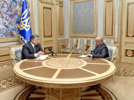 Порошенко намерен инициировать ведение уголовной ответственности за контрабанду подакцизных товаров