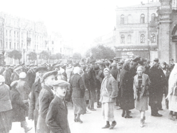 Киевлянка Хорошунова в дневнике 1941 года: Киевляне бродят с утра до вечера по пустым магазинам в поисках чего-либо съестного. Город доедает запасы